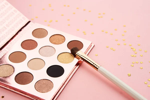 Lidschatten Accessoires Perlen Make-up Pinsel Kollektion professionelle Kosmetik auf rosa Hintergrund — Stockfoto