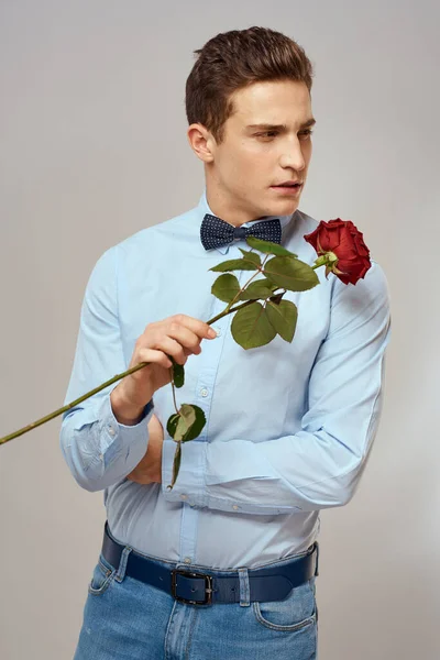 Homme romantique avec rose rouge et chemise légère pantalon costume — Photo