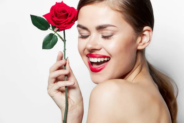 Femme avec fleur Yeux fermés sourire Rose près du visage maquillage lumineux — Photo