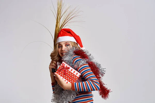 Femme heureuse avec boîte cadeau chapeau tinsel brindilles sèches modèle — Photo