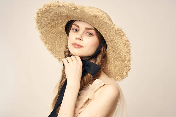 Romantique fille en robe beige et en chapeau de paille avec ruban noir émotions portrait de modèle vue recadrée — Photo