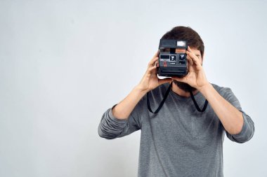 Erkek fotoğrafçı profesyonel kamera Studio Technology modern sanat ışığı arka planı