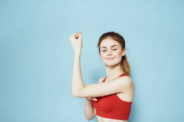 Sportif kadın kırmızı atlet spor salonu yaşam tarzı mavi arka plan