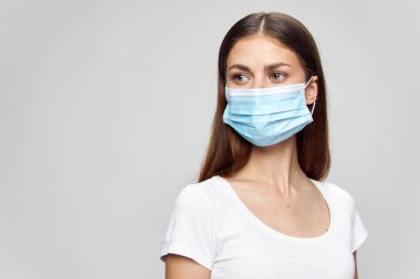 Koruyucu maskeli kız Güvenli Tişört Kopya Boşluğu