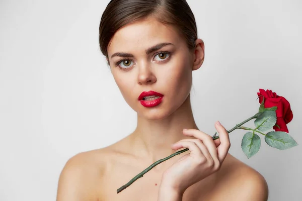 Nő csupasz vállak rózsa a kezében modell bájos megjelenés — Stock Fotó