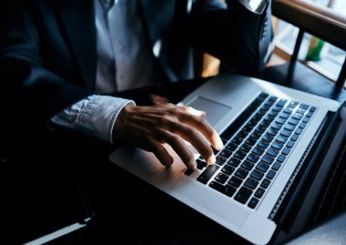 Dizüstü bilgisayar teknolojisi iletişim resmi yaşam tarzı üzerinde çalışıyorum.