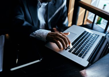 Dizüstü bilgisayar teknolojisi iletişim resmi yaşam tarzı üzerinde çalışıyorum.