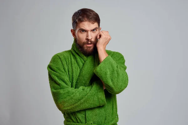 Homem barbudo em roupão verde vista recortada fundo cinza close-up — Fotografia de Stock