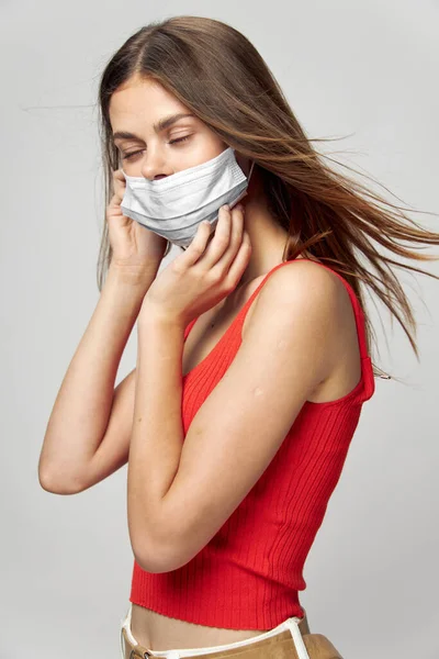 女性で保護マスクに対するコロナウイルスポーズでスタジオ. — ストック写真