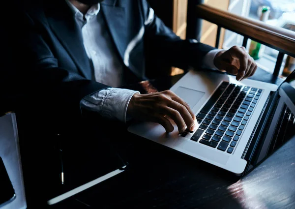 Lavorare sulla tecnologia portatile comunicazione stile di vita ufficiale — Foto Stock