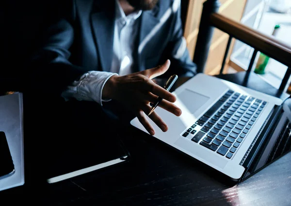 Dizüstü bilgisayar teknolojisi iletişim resmi yaşam tarzı üzerinde çalışıyorum.