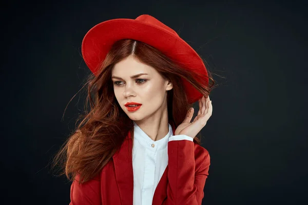 Mujer bonita con los labios rojos sombrero en la cabeza chaqueta elegante estilo encanto oscuro aislado fondo — Foto de Stock