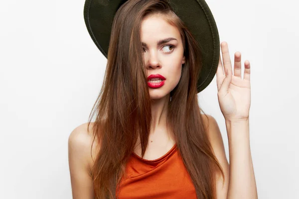 Porträtt av en kvinna i hatt tittar bort passion modell attraktiv look — Stockfoto