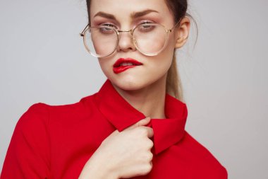 Parlak makyajlı ve hafif arkaplan jestli çekici bir kadın.