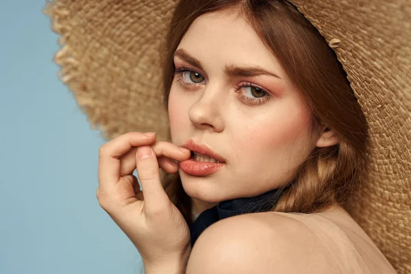 Hasır şapkalı kız portresi yakın çekim at kuyruğu eğlenceli kızıl saçlı mavi arka plan