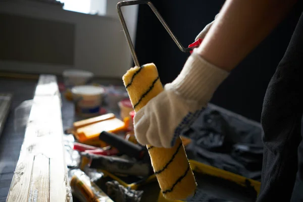 Instalação de reparação de rolos de pintura de construção é uma ferramenta de trabalho industrial — Fotografia de Stock