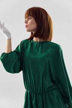 Moda elbiseli kadın tıbbi maske giymiş virüs virüsü kovid-19
