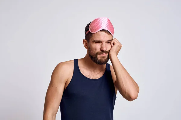 Um homem com uma máscara de t-shirt preta para dormir calma relaxamento estilo de vida — Fotografia de Stock