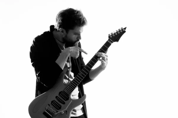 Músico con guitarra rock estrellas emociones entretenimiento intérprete moderno —  Fotos de Stock