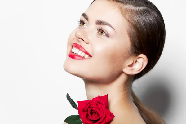 Piękna kobieta z różą Uśmiech spojrzeć w górę luksus glamour — Zdjęcie stockowe