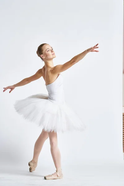 Bailarina en un baile de tutú blanco realizado sobre un fondo claro —  Fotos de Stock