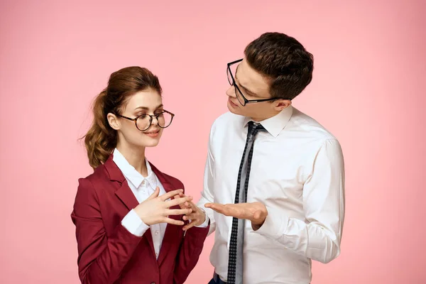 Hombre de negocios y mujer oficina trabajo colegas equipo oficina gestión estudio rosa fondo — Foto de Stock