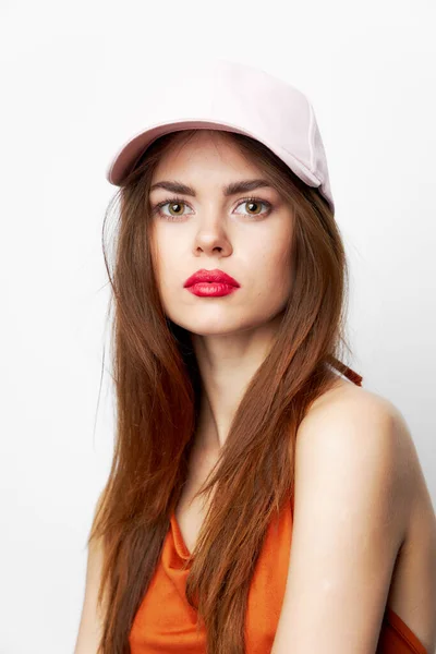 예쁜 여인이 모자를 쓴 매력적 인 호화 스튜디오의 모습 — 스톡 사진