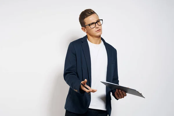 Geschäftsmann mit Dokumenten finanziert helle Brille und weißes T-Shirt — Stockfoto