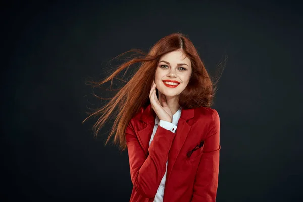 美しいです女性とともに長い髪赤いジャケットメイク唇魅力暗い背景 — ストック写真
