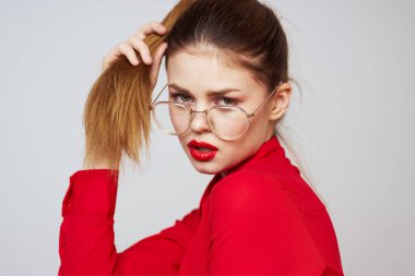 Parlak makyajlı ve hafif arkaplan jestli çekici bir kadın.