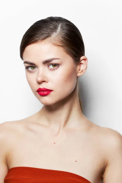 Piękna kobieta czerwone usta obnażone ramiona atrakcyjny wygląd — Zdjęcie stockowe