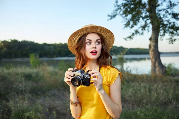 Fotografin mit roten Lippen blickt in die Natur — Stockfoto