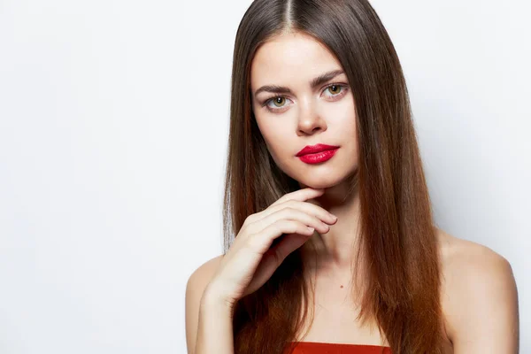 Meisje met blote schouders Mooie gezichtshand naast de kin rode lippen — Stockfoto