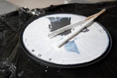 Beyaz boya ile kavanoz yenilenmiş uzay inşaat işleri