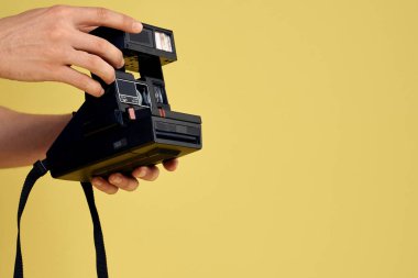 Fotoğraf makinesi profesyonel ekipman hobisi yaratıcı yaklaşım stüdyosunun elinde.