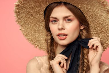 At kuyruklu romantik kız ve hasır şapkalı romantik gülüşlü pembe arka plan kopyalama alanı