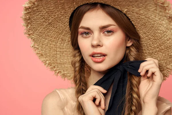 At kuyruklu romantik kız ve hasır şapkalı romantik gülüşlü pembe arka plan kopyalama alanı