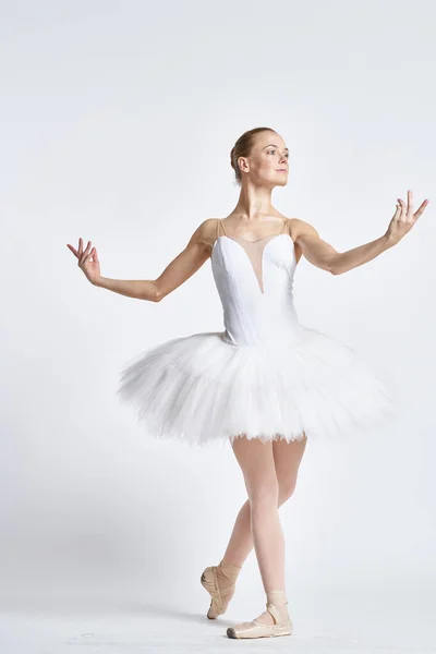 Bailarina em uma dança de tutu branco realizada em um fundo leve — Fotografia de Stock