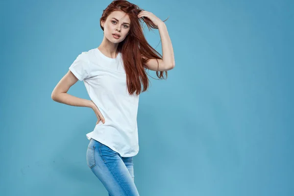 美しい女性の白いTシャツロングヘアグラマーライフスタイルクロップドビューブルーの背景 — ストック写真