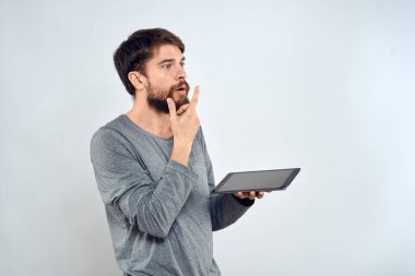 Duygusal adam elinde tablet teknolojisi iletişim internet iş ışık arka planı