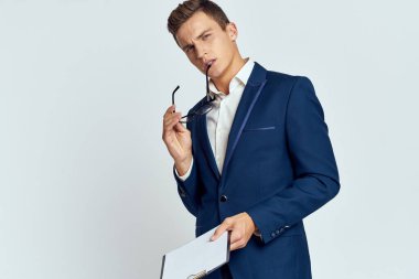 Takım elbiseli iş kadını elinde ofis belgeleriyle özgüven belgesi tutuyor.