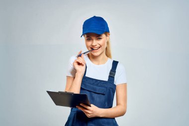 Üniformalı kurye servis belgeleri içinde çalışan kadın.