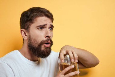 Bir kupa biralı, alkollü, yaşam tarzı beyaz tişörtlü, izole edilmiş arka planı olan bir adam.