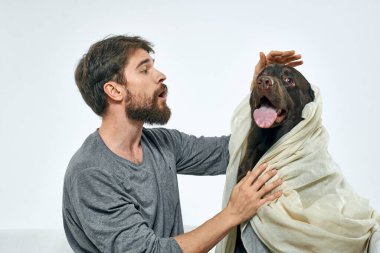 Köpeği ve açık kumaşı olan mutlu bir adam. Eğlenceli eşarp arkadaşları.