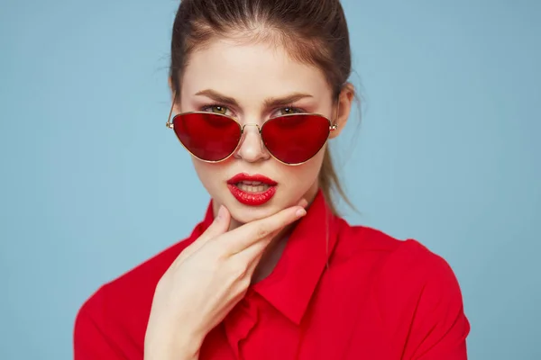 Portret kobiety w okularach i czerwonych ustach koszulka niebieski model tła — Zdjęcie stockowe
