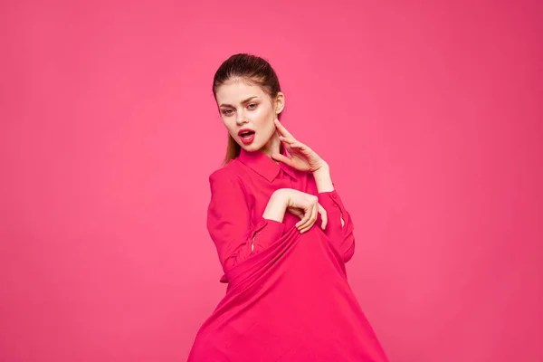 Mujer sobre un fondo rosa en ropa de moda y maquillaje brillante modelo de peinado Copiar espacio — Foto de Stock