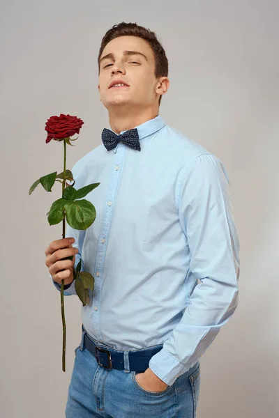 Romantikus férfi vörös rózsa és világos ing nadrág ruha — Stock Fotó