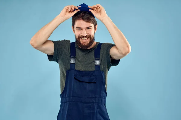Mann in Arbeitsuniform einheitliche professionelle Arbeit Lebensstil Lieferservice blauer Hintergrund — Stockfoto