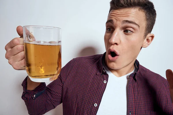 Homem alegre com caneca de cerveja álcool emoções luz fundo — Fotografia de Stock