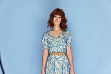 Çekici kadın portresi. Stüdyo şık bir saç stili. 